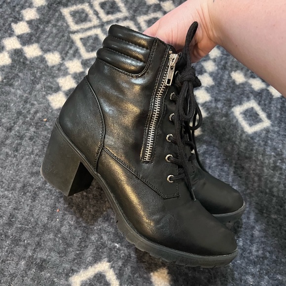 Cute Healed Booties - Picture 1 of 5